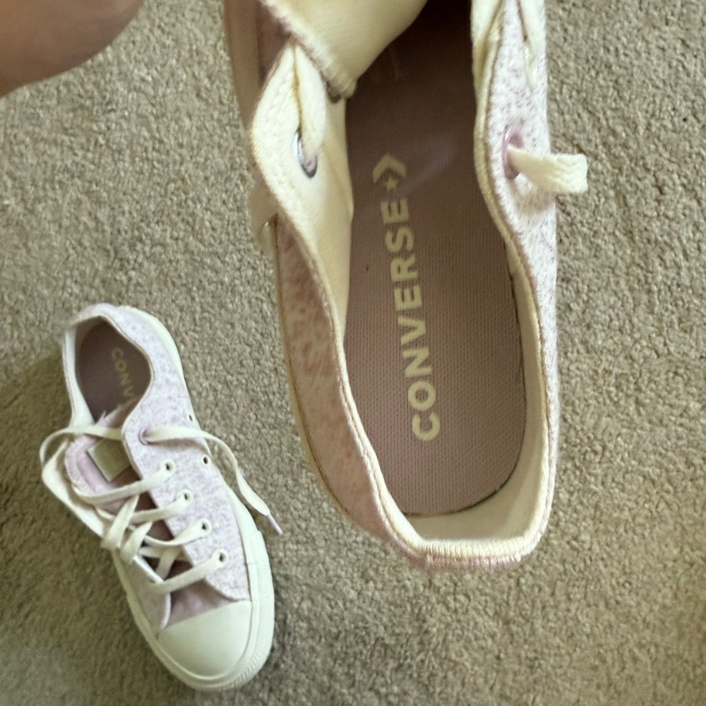 Converse light purple and white sneakers - Picture 4 of 4